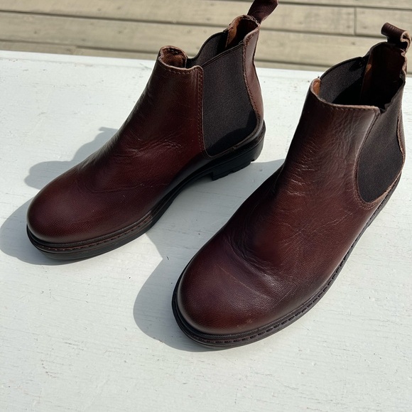 Little Boys Size 1.5 Vince Camuto Brown Chelsea Boots - Picture 2 of 6